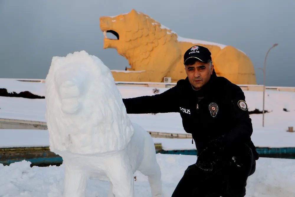 Polis Memuru Tolga Aşlı, Kar ve Sanatı Bir Araya Getirdi!