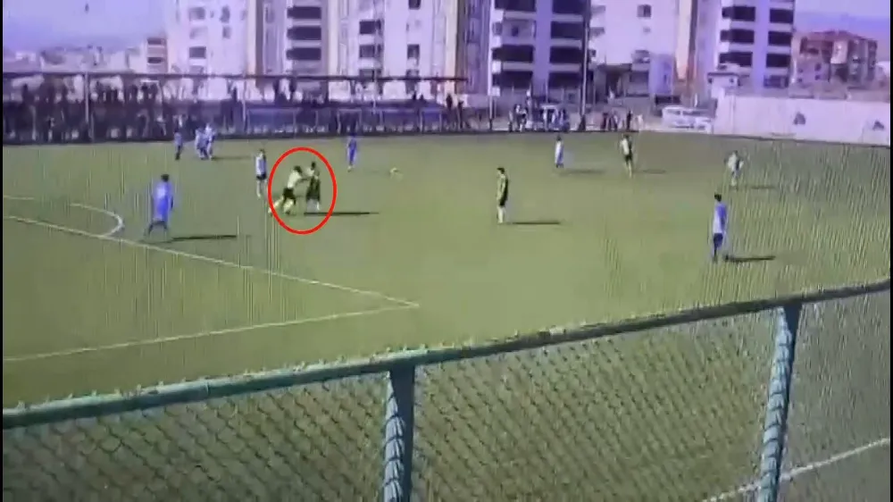 Saha Boks Ringine Döndü! Kırmızı Kart Gören Futbolcu Hakemi Dövdü...