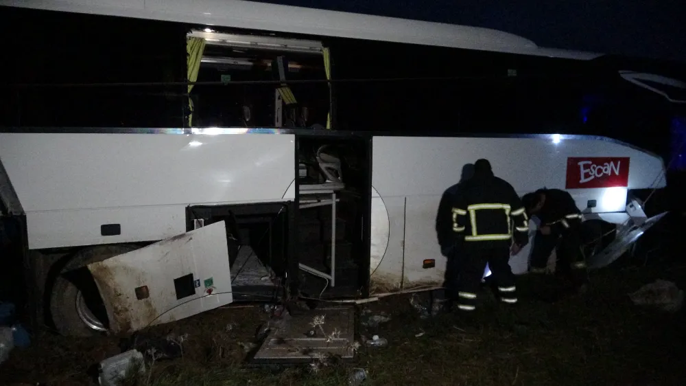 Tur Otobüsü Yoldan Çıktı! Çok Sayıda Yaralı Var...
