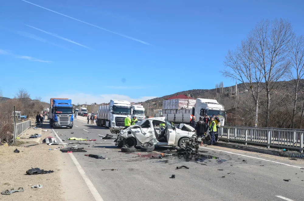 Köprü Korkuluklarına Çarpan Aracın Sürücüsü Öldü!